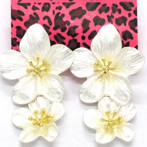 Betsey Johnson Flower earrings - Picture 2 of 3